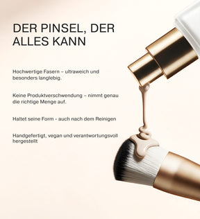 Der 2-in-1 Build & Conceal Brush zeigt weiche Synthetikborsten, auf die flüssige Foundation aus einem Dispenser gegeben wird.
