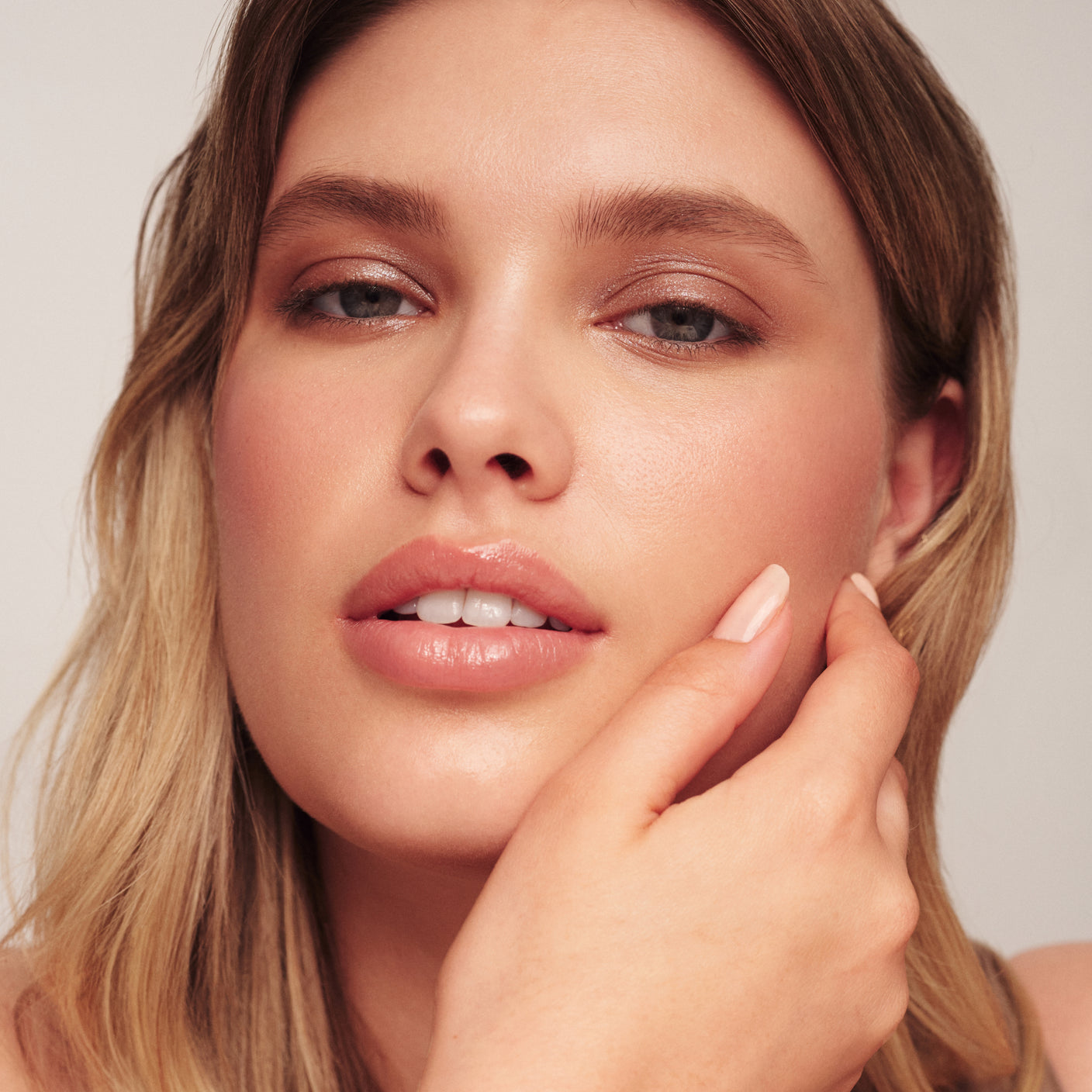 Meroda Cosmetics Black Friday Bundle mit Eye Perfecting Shimmer Stick in Mauve auf einem Model.