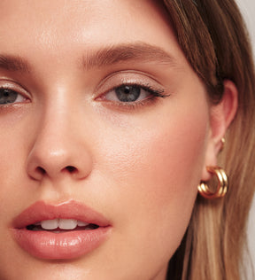 All-in-One Bundle mit Changing Foundation und Eye Perfecting Shimmer Stick am Model für einen strahlenden und natürlichen Make-up-Look