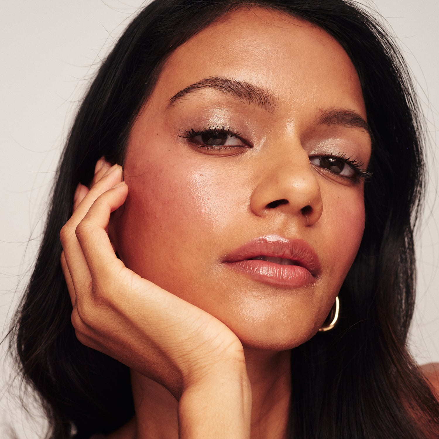 The No-Makeup Makeup Kit an einem Model mit dem strahlenden Eye Perfecting Shimmer Stick in Pearl.