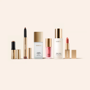 The Valentines Bundle mit Changing Foundation, Vibrant Cheeks Blush und Bronzer in edler Goldverpackung auf hellem Hintergrund.