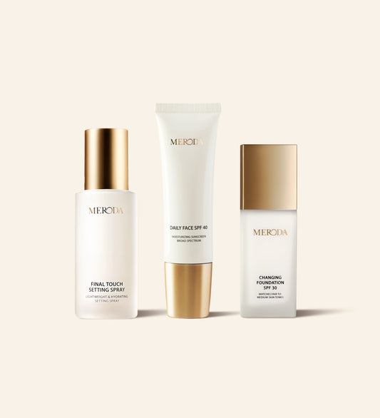 Summer-Proof Edit mit Daily Face SPF 40, Changing Foundation SPF 30 und Final Touch Setting Spray in Weiss und Gold.