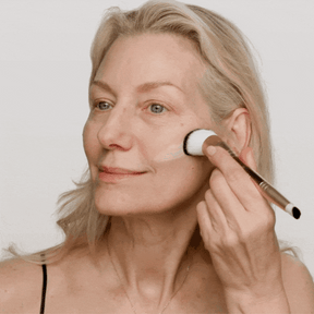 All-in-One Bundle mit Anwendung der Changing Foundation mit einem Pinsel