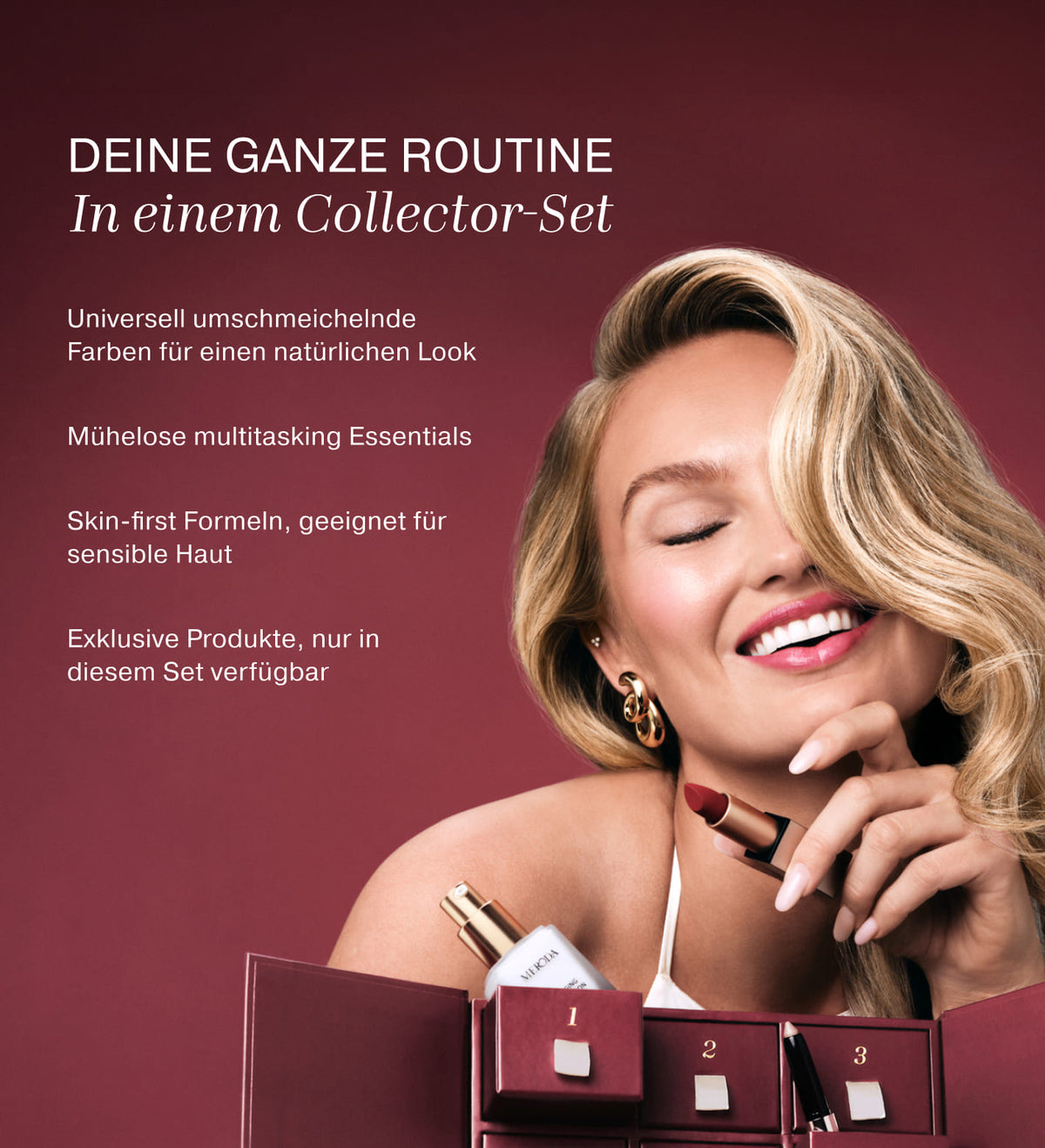 Lächelndes blondes Model hält einen Lippenstift neben einem offenen Adventskalender mit Beauty-Produkten.