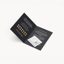 Changing Foundation Sample 1.5 ml Sachet auf schwarzer Broschüre mit Farbmustern und Kundenbewertungen.