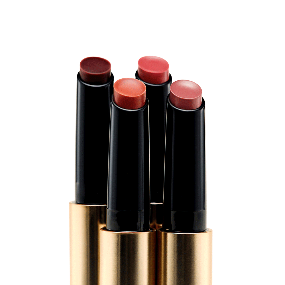 Vier Hydrating Lip Tint Nuancen in eleganten gold-schwarzen Hülsen zeigen natürliche und lebendige Farben.