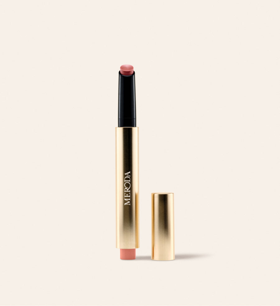 Hydrating Lip Tint in Dusty Rose mit goldenem Stift und sanftem Mauve-Rosa für ein seidiges Satin-Finish.