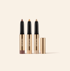 Mini Eye Shimmer Set mit drei goldenen Mini Eye Perfecting Shimmer Sticks in Mauve, Gold und Pearl.