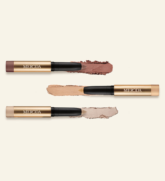 Mini Eye Shimmer Set mit drei goldenen Eye Perfecting Shimmer Sticks und cremigen Swatches in schimmernden Nuancen.