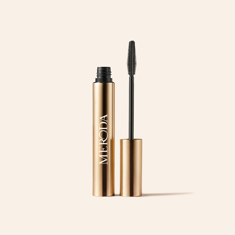 Gilded Lashes Mascara in goldener Metallic-Tube mit Silikonbürste für mehr Länge und Volumen.