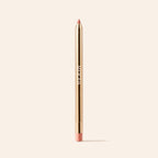 Signature Lip Pencil in Perfect Nude mit goldenem Metallic-Schaft und spitzer Mine auf cremefarbenem Hintergrund.