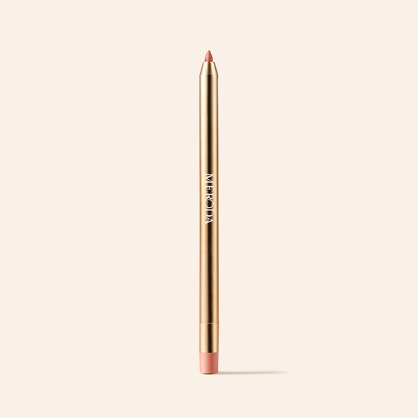 Signature Lip Pencil in Perfect Nude mit goldenem Metallic-Schaft und spitzer Mine auf cremefarbenem Hintergrund.