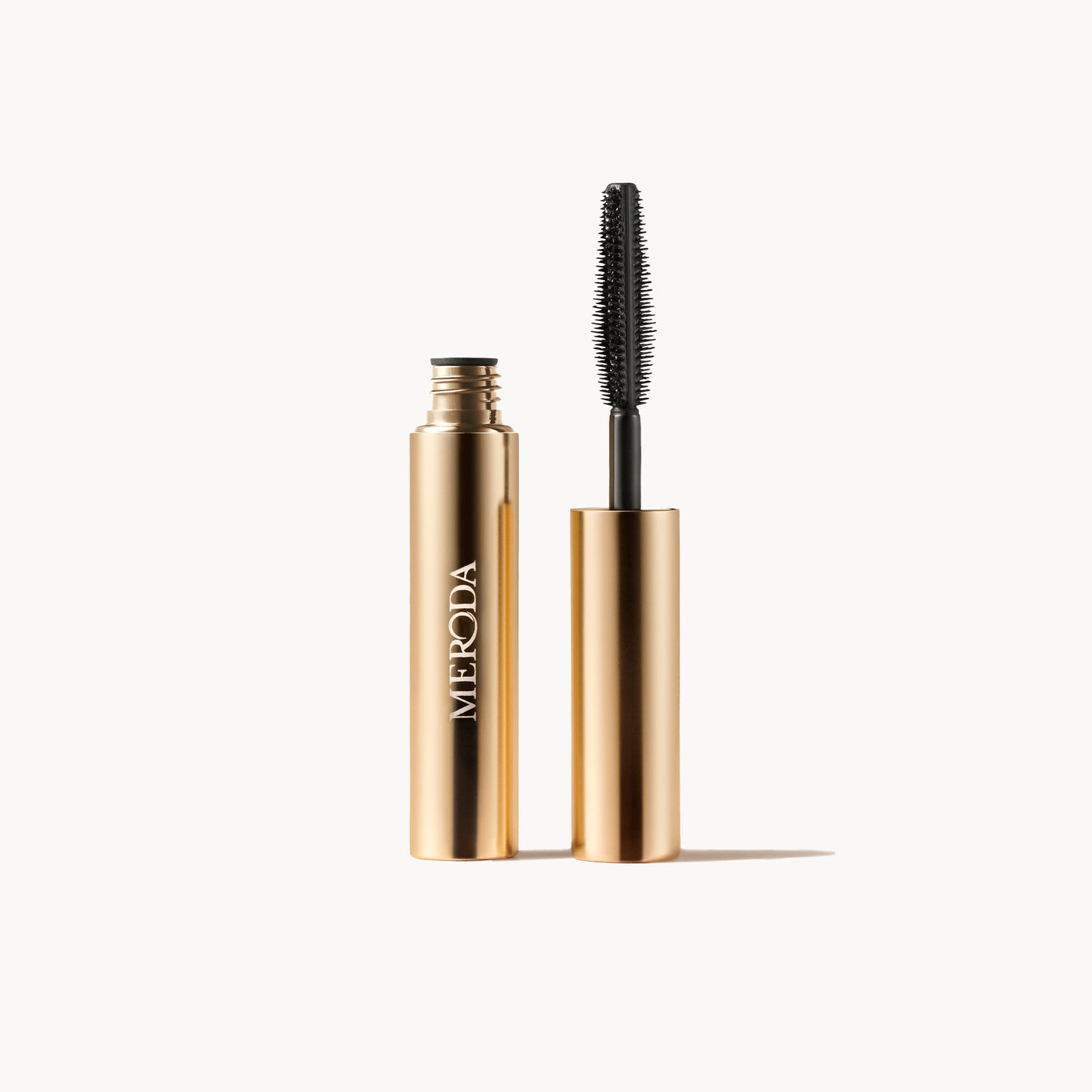 Gilded Lashes Mascara Sample 2 ml mit offener goldener Tube und Wimpernbürste für Länge und Volumen
