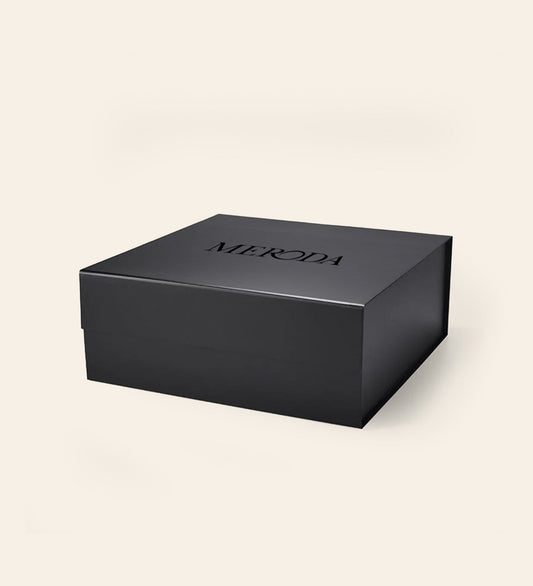 Mattschwarze Meroda Gift Box - SMALL mit schwarzem Logo für edle Make-up-Geschenke und Präsentationen