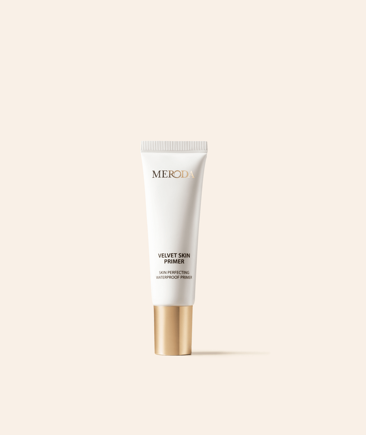 Velvet Skin Primer der Power Trio Routine, ein hautperfektionierender Primer in weisser Tube, der Poren kaschiert.