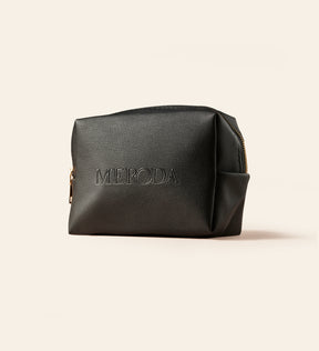 Meroda Cosmetics Travel Bag in Schwarz mit geprägtem Logo