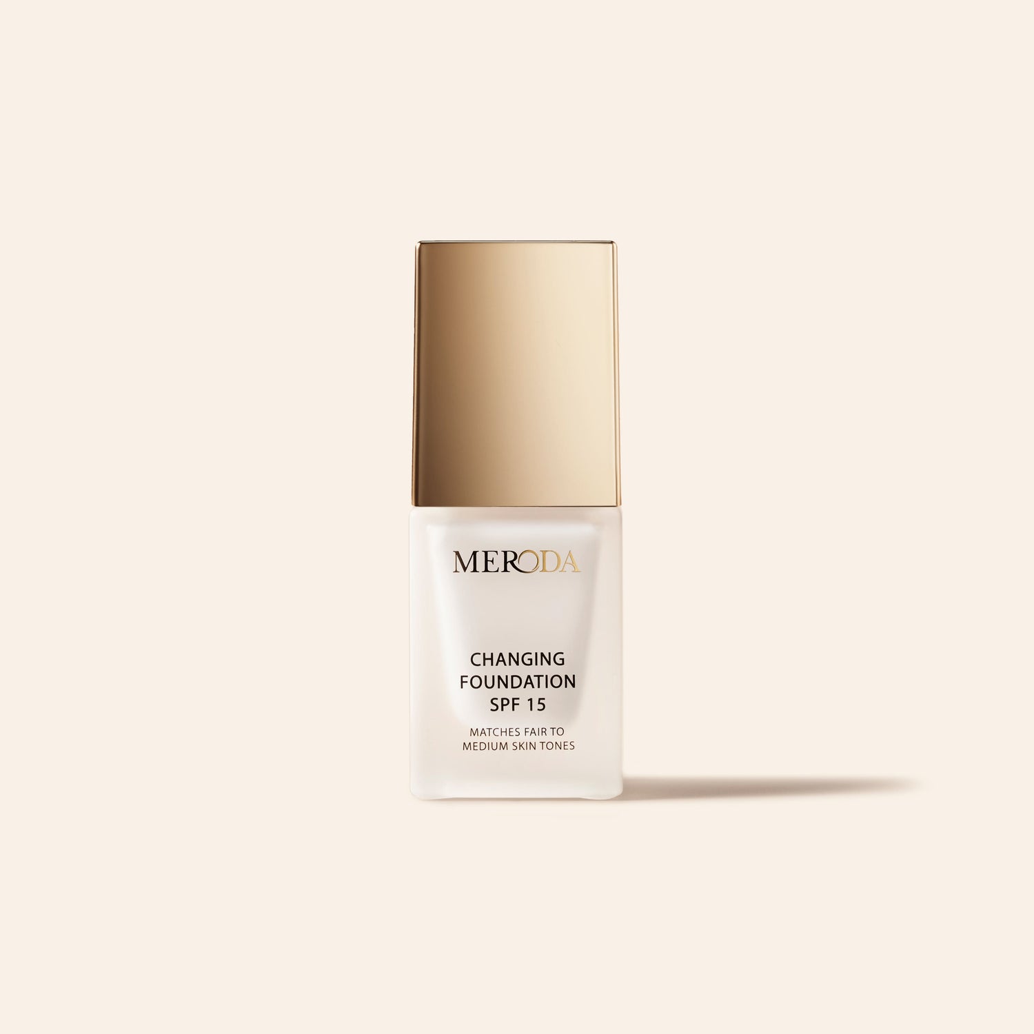Meroda Mini Changing Foundation mit SPF 15 für helle bis mittlere Hauttöne in weisser Flasche mit goldener Kappe.