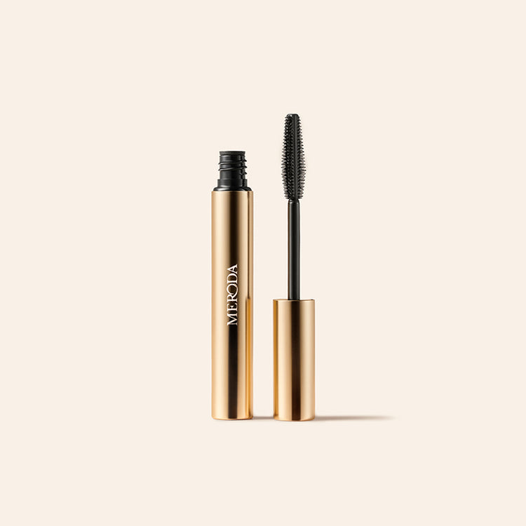Meroda Mini Mascara in goldener Tube mit schwarzem Bürstchen für Länge und Volumen der Wimpern.