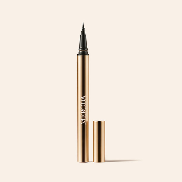 It's All About The Wing Liquid Waterproof Eyeliner goldener Metallstift mit abgenommener Kappe und feiner Präzisionsspitze.
