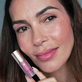 Blush Discovery Trio mit einer Frau, die einen Liquid Blush für einen sanften, gesunden Glow hält