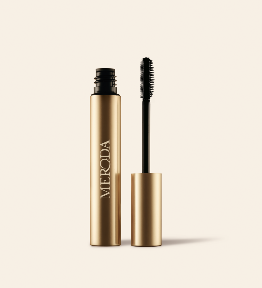 Meroda Cosmetics The Precision Brow Gel offene goldene Tube mit Silikon-Applikatorbürste auf hellem Hintergrund