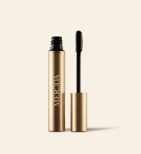 Meroda Cosmetics The Precision Brow Gel offene goldene Tube mit Silikon-Applikatorbürste auf hellem Hintergrund
