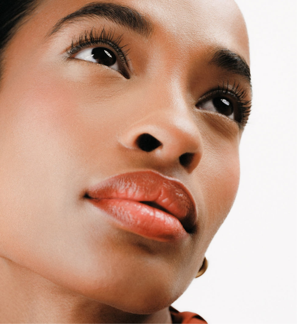 The Key Essentials Look am Model mit Changing Foundation für ebenmässige Haut und verlängerter Gilded Lashes Mascara