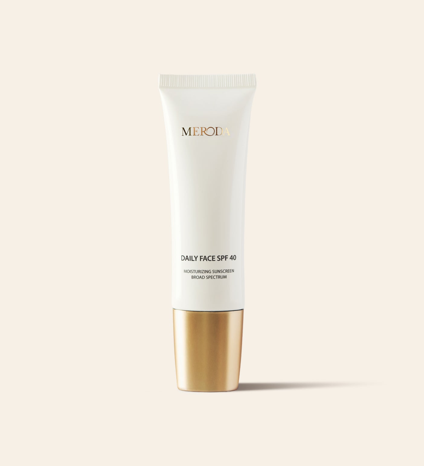 Daily Face SPF 40 feuchtigkeitsspendender Sonnenschutz in einer eleganten weissen Tube mit goldener Metallkappe.