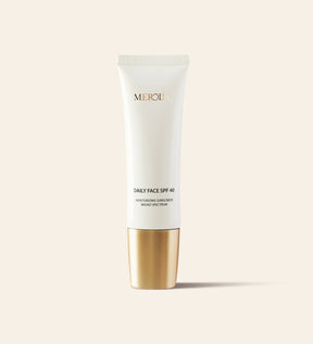 Daily Face SPF 40 feuchtigkeitsspendender Sonnenschutz in einer eleganten weissen Tube mit goldener Metallkappe.