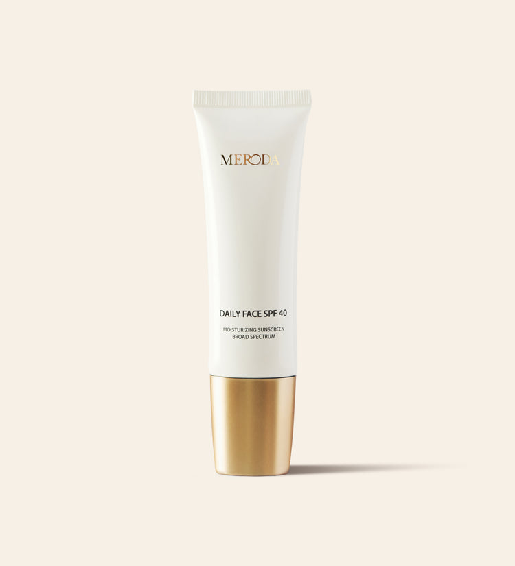 Daily Face SPF 40 feuchtigkeitsspendender Sonnenschutz in einer eleganten weissen Tube mit goldener Metallkappe.