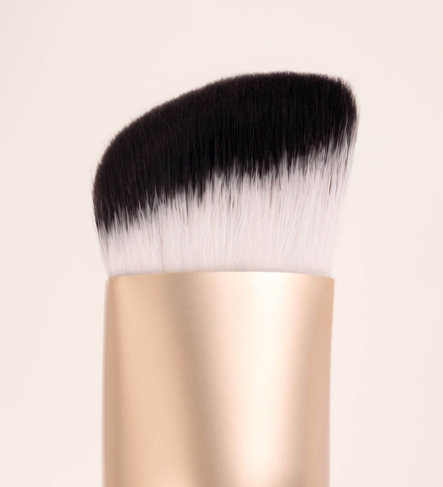The Essential Brush Nahaufnahme, die dichte synthetische Borsten für nahtloses Verblenden zeigt