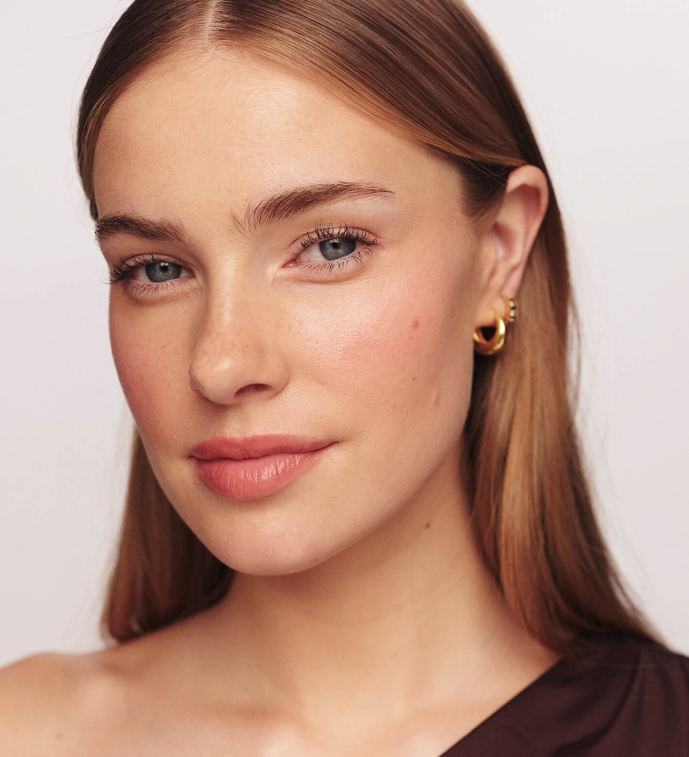 Blush Discovery Trio für einen sanften, gesunden Glow und eine natürliche Frische auf den Wangen des Models.