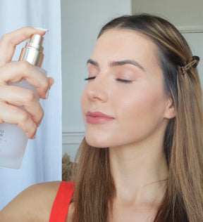 Frau trägt Meroda Cosmetics Final Touch Setting Spray auf für ein langanhaltendes, feuchtigkeitsspendendes Finish