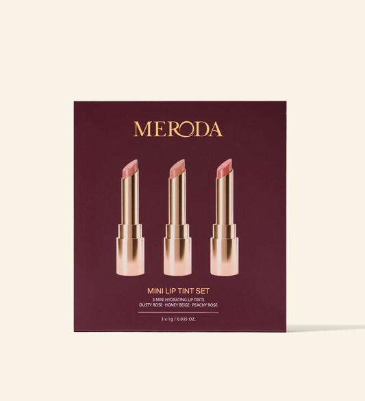 Mini Lip Tint Trio mit drei feuchtigkeitsspendenden Lip Tint Nuancen in einer eleganten burgunderroten Geschenkbox.