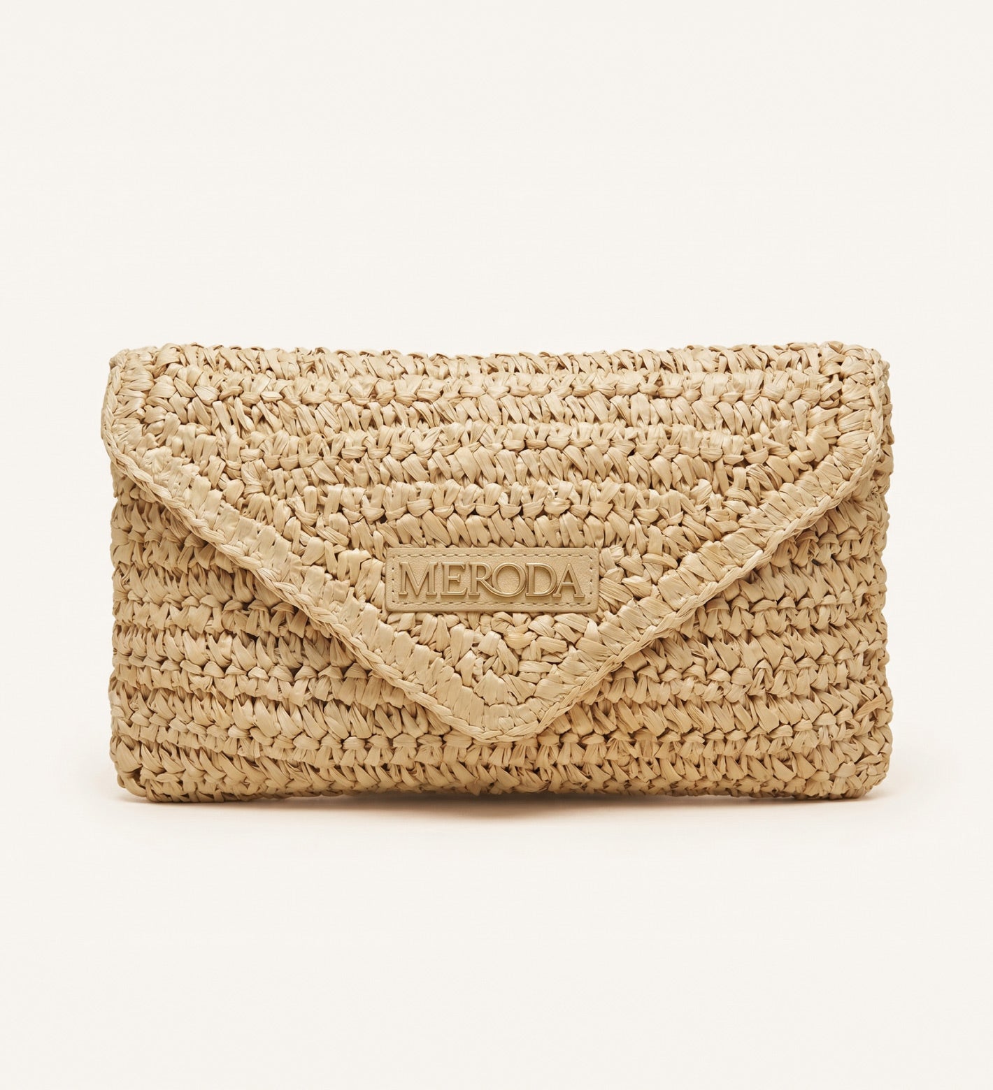 Summer Travel Clutch aus geflochtenem Papierstroh mit dreieckiger Klappe und zentraler Meroda-Logoplakette