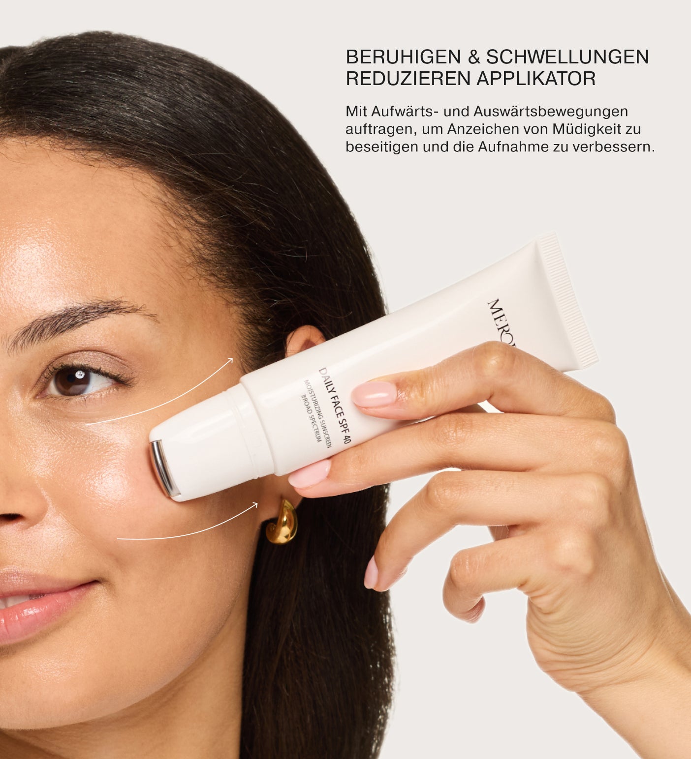 Daily Face SPF 40 mit kühlendem Metall-Rollerball zum Modellieren und Entschwellen der Haut einer Frau.