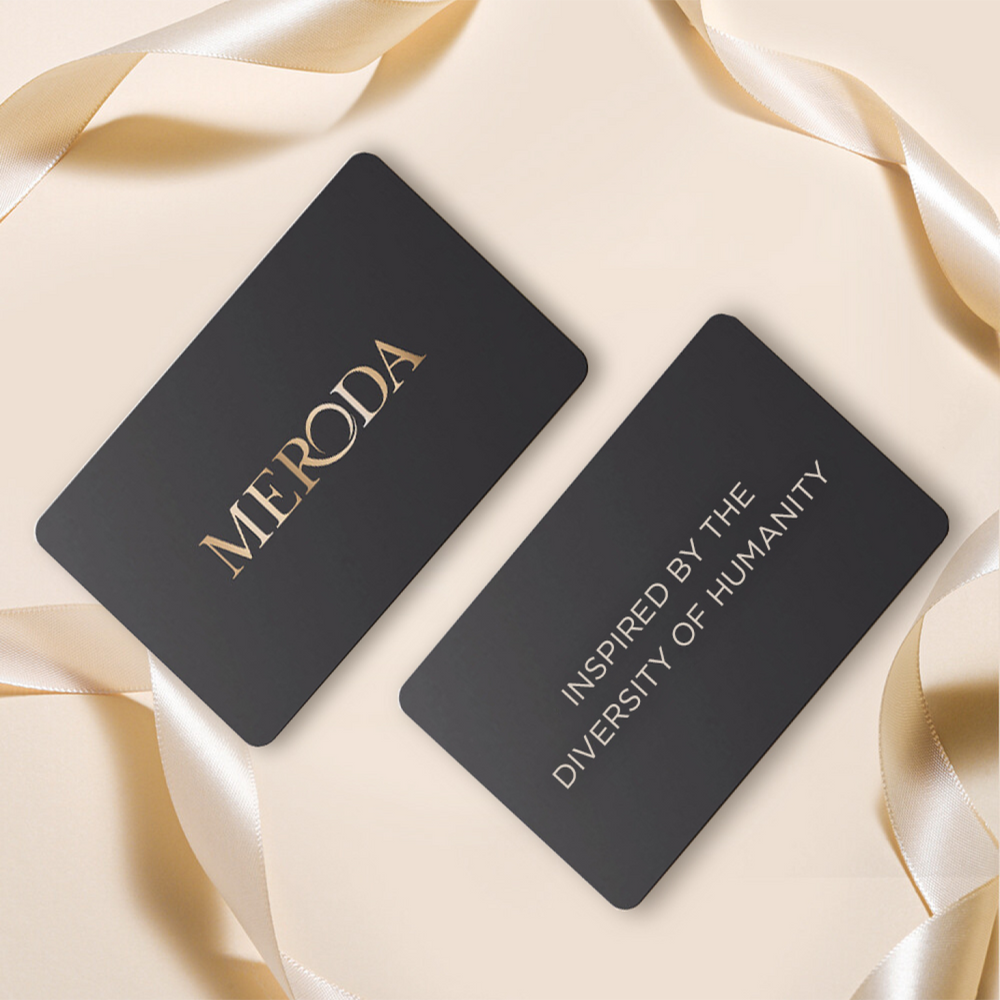 Meroda E-Gift Card mit elegantem schwarz-goldenem Design und Satinbändern