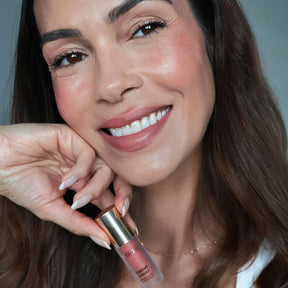 Blush Discovery Trio mit Vibrant Cheeks Liquid Blush, gehalten von einer lächelnden Frau für ein sanftes, gesundes Strahlen