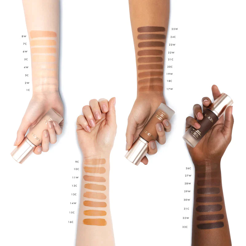 Universal Foundation Farbton-Swatches auf vier Armen, die die vielfältige Farbpalette und das natürliche matte Finish zeigen