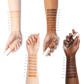 Universal Foundation Farbton-Swatches auf vier Armen, die die vielfältige Farbpalette und das natürliche matte Finish zeigen